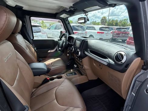 Used 2017 Jeep Wrangler Unlimited Sahara w/ Connectivity Group AWD/4WD image 22