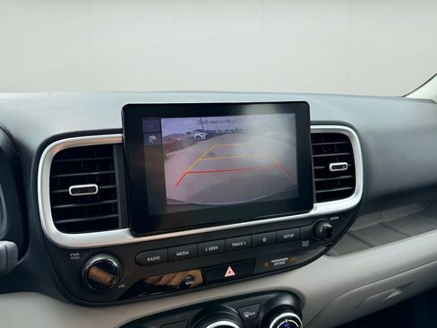 Used 2023 Hyundai Venue SEL FWD image 13