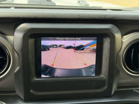 Used 2023 Jeep Gladiator Sport AWD/4WD image 25