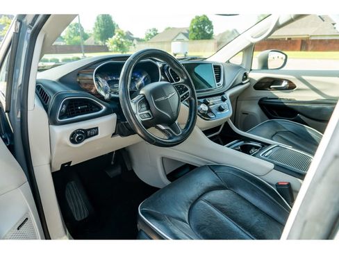 Used 2022 Chrysler Pacifica Limited FWD image 11