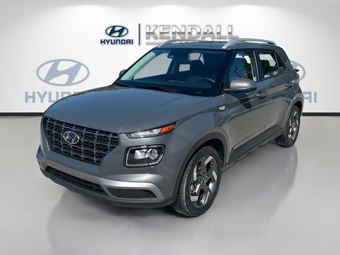 Used 2024 Hyundai Venue SEL FWD image 3