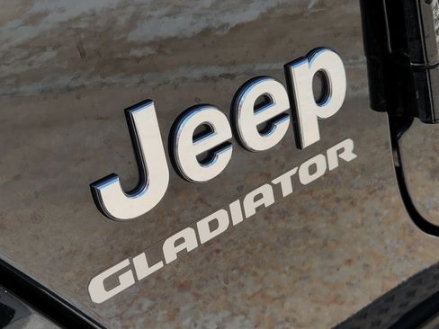 Used 2020 Jeep Gladiator Overland AWD/4WD image 12