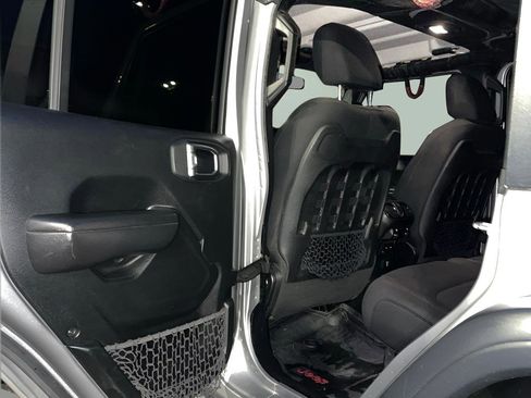 Used 2018 Jeep Wrangler Unlimited Rubicon image 18