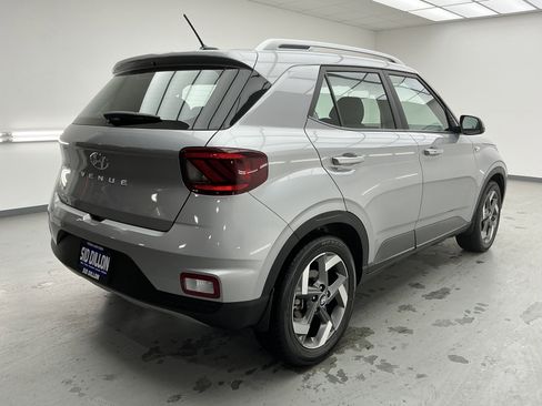 Used 2025 Hyundai Venue SEL image 4