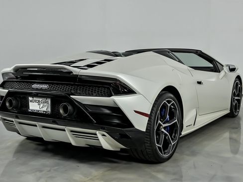 Used 2020 Lamborghini Huracan EVO image 12
