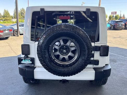 Used 2016 Jeep Wrangler Unlimited Sahara w/ Connectivity Group AWD/4WD image 4