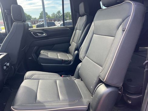 Used 2023 GMC Yukon XL SLT w/ SLT Premium Package AWD/4WD image 6