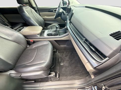 Used 2025 Kia Carnival FWD image 13