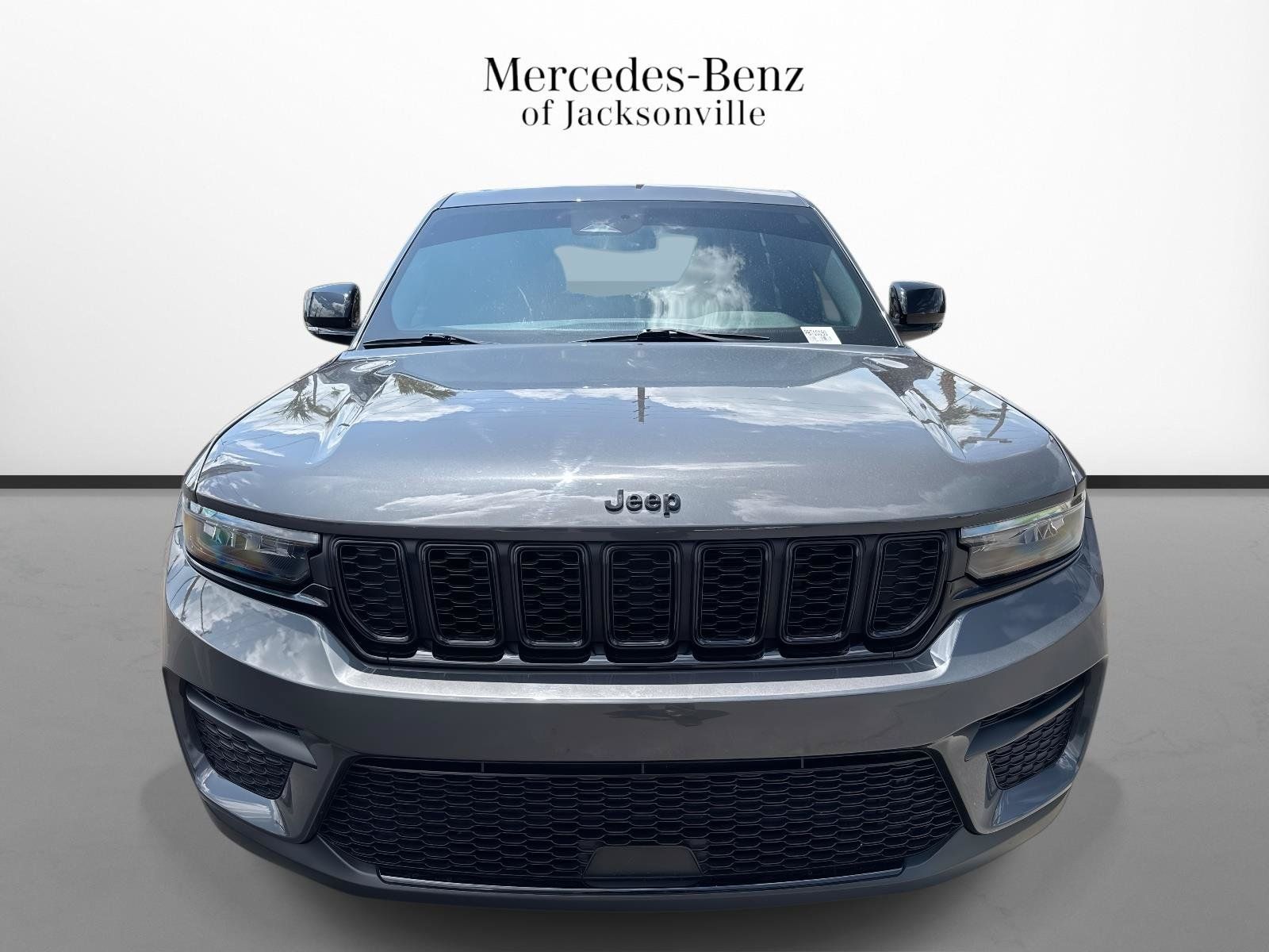 Used 2024 Jeep Grand Cherokee Altitude RWD image 8