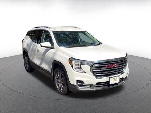 Used 2024 GMC Terrain SLT AWD/4WD image 3