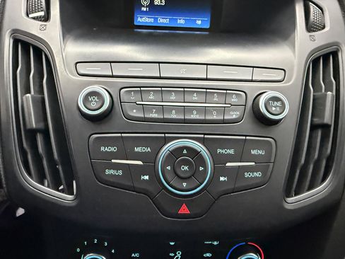 Used 2018 Ford Focus SE w/ SE Appearance Package image 17