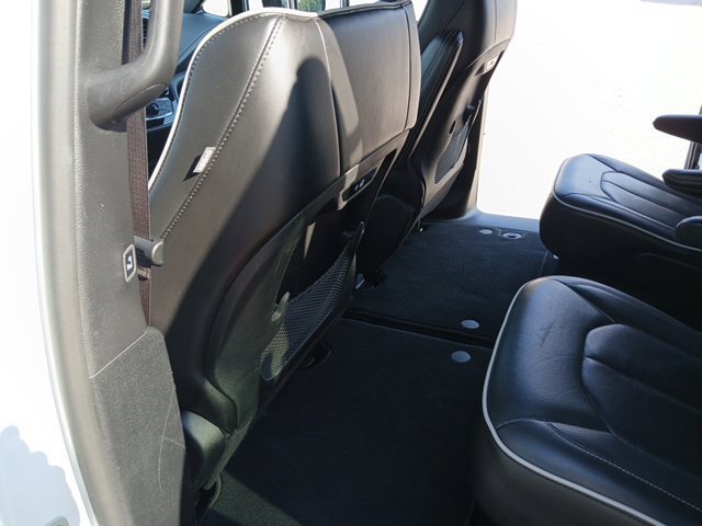 Used 2025 Chrysler Pacifica Limited FWD image 19