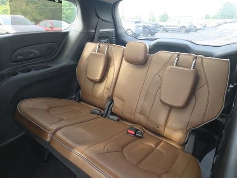 Used 2018 Chrysler Pacifica Limited FWD image 11