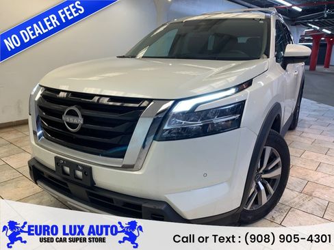 Used 2024 Nissan Pathfinder SL AWD/4WD image 1