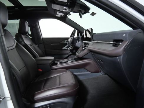 Certified 2025 Ford Explorer Platinum AWD/4WD image 10