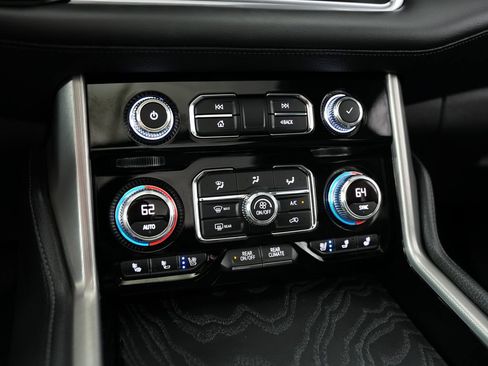 Used 2021 GMC Yukon XL Denali w/ Denali Premium Package AWD/4WD image 30