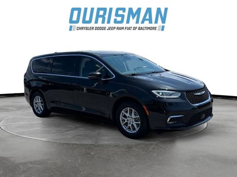 Used 2023 Chrysler Pacifica Touring-L FWD image 1