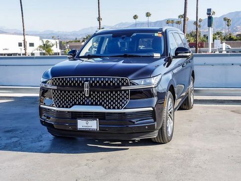 Used 2025 Lincoln Navigator Reserve AWD/4WD image 4