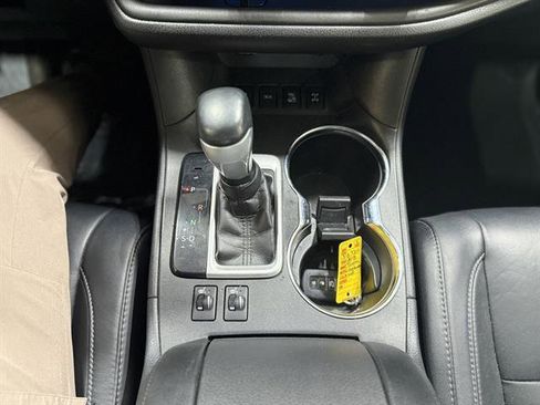 Used 2018 Toyota Highlander SE image 11