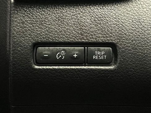 Used 2020 Nissan Rogue SV FWD image 14