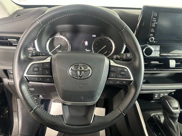 Used 2022 Toyota Highlander XLE AWD/4WD image 13