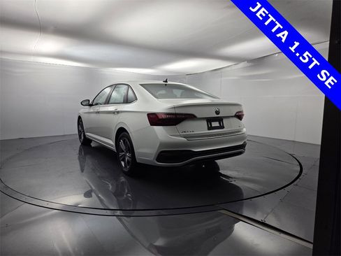 Used 2023 Volkswagen Jetta SE image 8