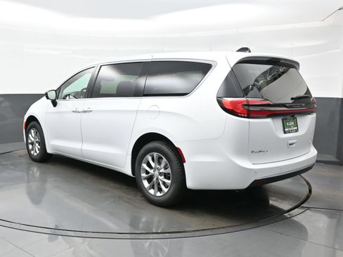 New 2027 Chrysler Pacifica Select AWD/4WD image 5