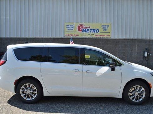 New 2026 Chrysler Pacifica Select image 9