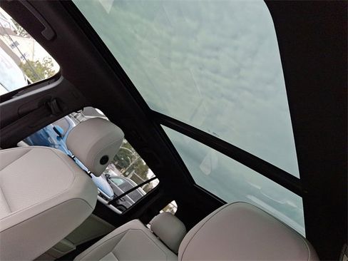 Certified 2023 Volkswagen Tiguan SE R-Line image 15