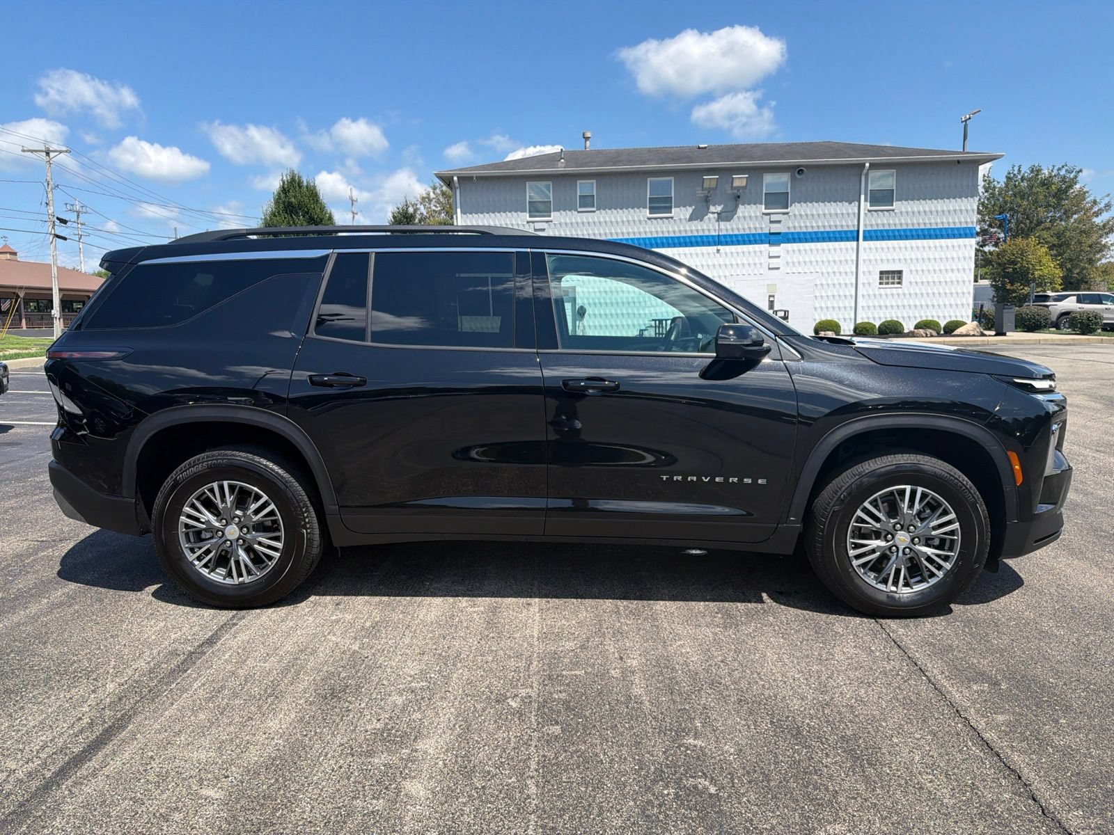 Used 2025 Chevrolet Traverse LT w/ LPO, Floor Liner Package FWD image 6