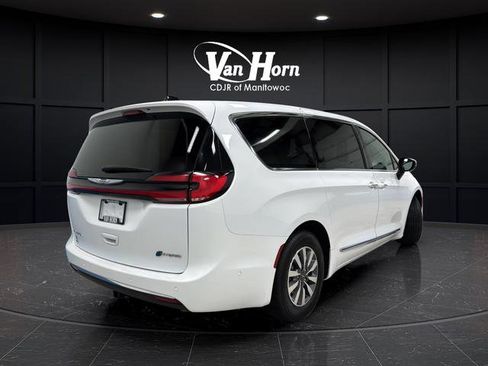 Used 2023 Chrysler Pacifica Limited w/ Uconnect Theater Family Group FWD image 3