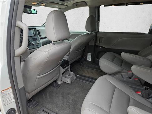 Used 2018 Toyota Sienna XLE FWD image 11