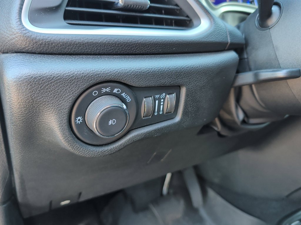Used 2022 Chrysler Pacifica Touring-L w/ Uconnect Theater Family Group AWD/4WD image 19