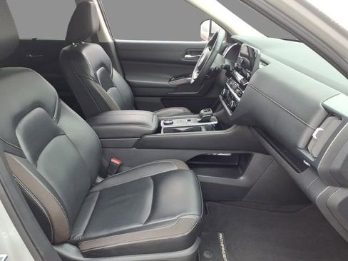 Used 2024 Nissan Pathfinder SL image 13