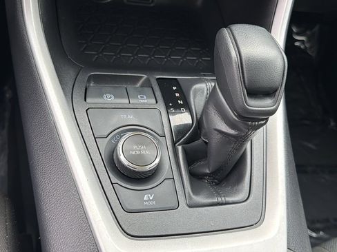 Used 2025 Toyota RAV4 XLE AWD/4WD image 28