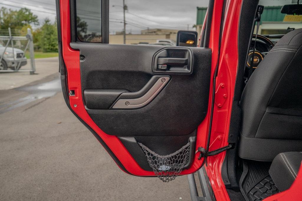 Used 2016 Jeep Wrangler Unlimited Rubicon w/ Connectivity Group AWD/4WD image 17