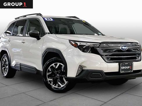 Used 2025 Subaru Forester Premium AWD/4WD image 3