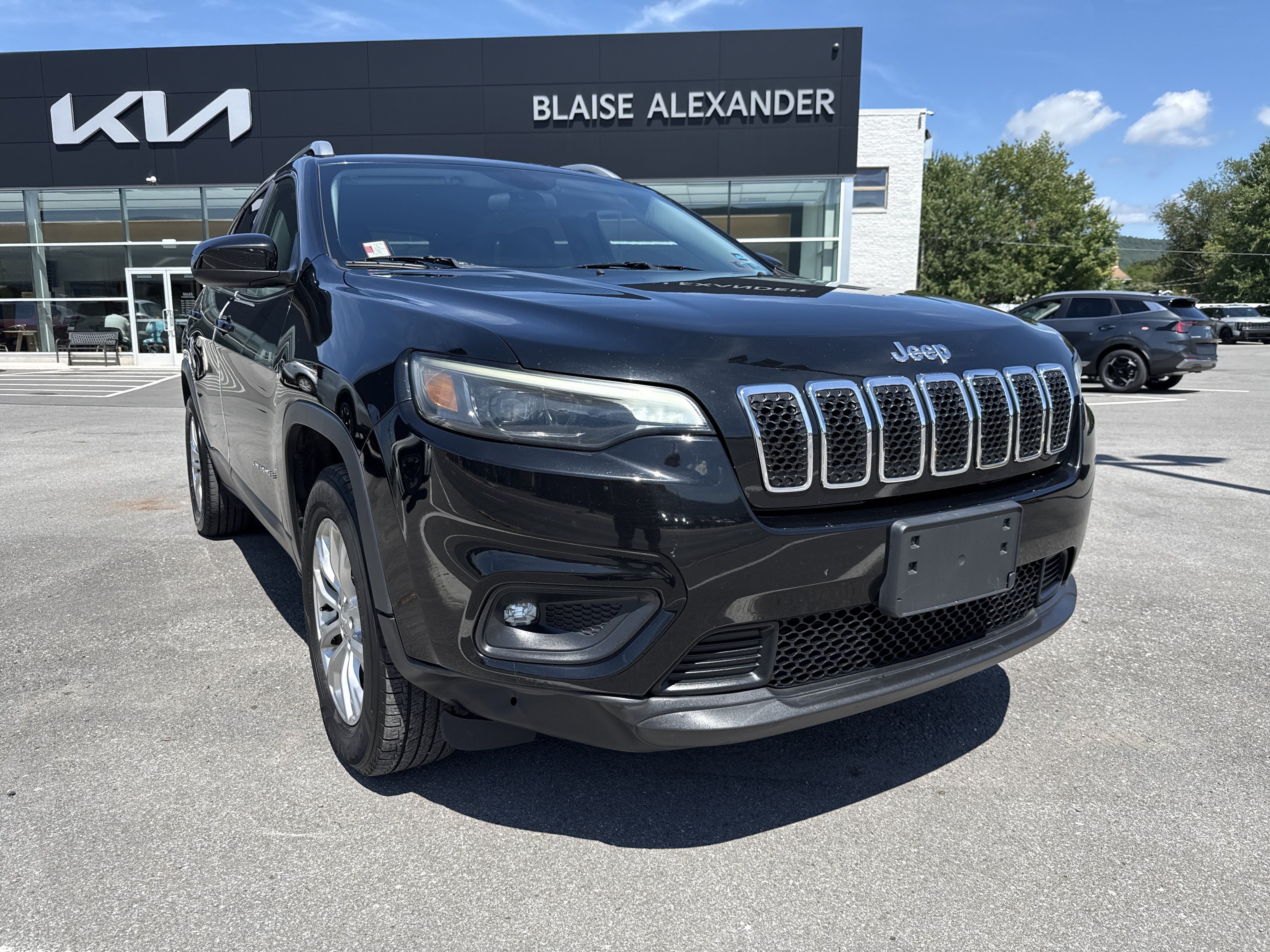 Used 2019 Jeep Cherokee Latitude w/ Popular Appearance Group AWD/4WD image 1