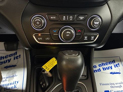 Used 2019 Jeep Cherokee Latitude Plus FWD image 19