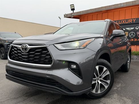 Used 2022 Toyota Highlander XLE AWD/4WD image 7