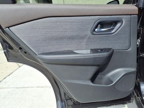 Used 2023 Nissan Rogue SV AWD/4WD image 16