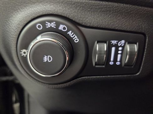 Used 2020 Jeep Compass Latitude FWD image 19