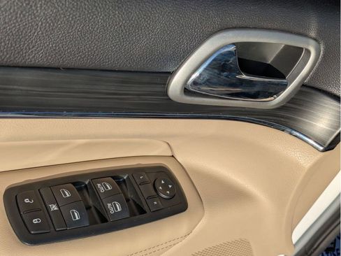 Used 2019 Jeep Grand Cherokee Limited w/ Luxury Group II image 10