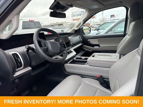 Used 2025 Ford Expedition Active AWD/4WD image 8