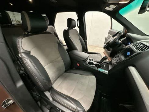 Used 2017 Ford Explorer XLT w/ Equipment Group 202A AWD/4WD image 22