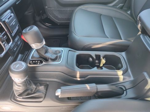 New 2025 Jeep Gladiator Sport w/ Premium Package image 19