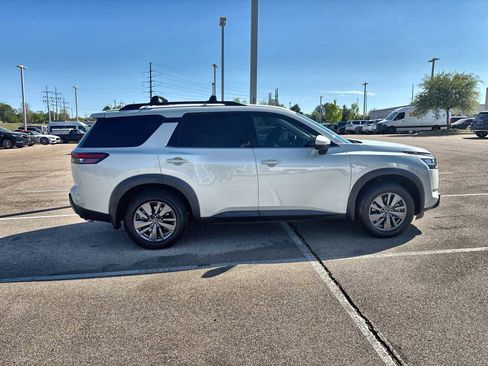 Used 2022 Nissan Pathfinder SV image 10