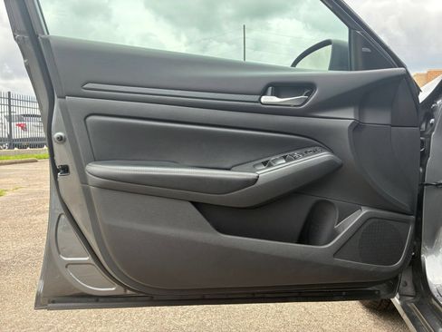Used 2025 Nissan Altima 2.5 SV FWD image 15