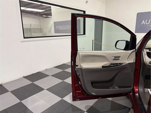 Used 2017 Toyota Sienna XLE Premium image 13