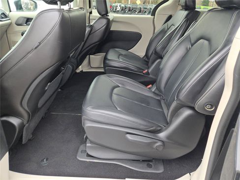 Certified 2024 Chrysler Pacifica Limited FWD image 20